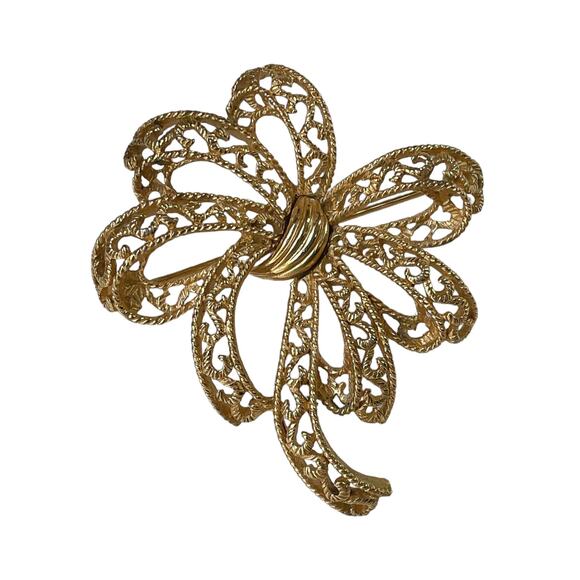 1960s Crown Trifari Textured Gold Plate Filigree Ribbon Cottagecore Bow Brooch - Picture 1 of 3